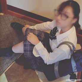 FC2-PPV-4020117 - 【50本のみ1500→1000】メガネの優等生・隠れ巨乳をゆらし生中出し cover.jpg