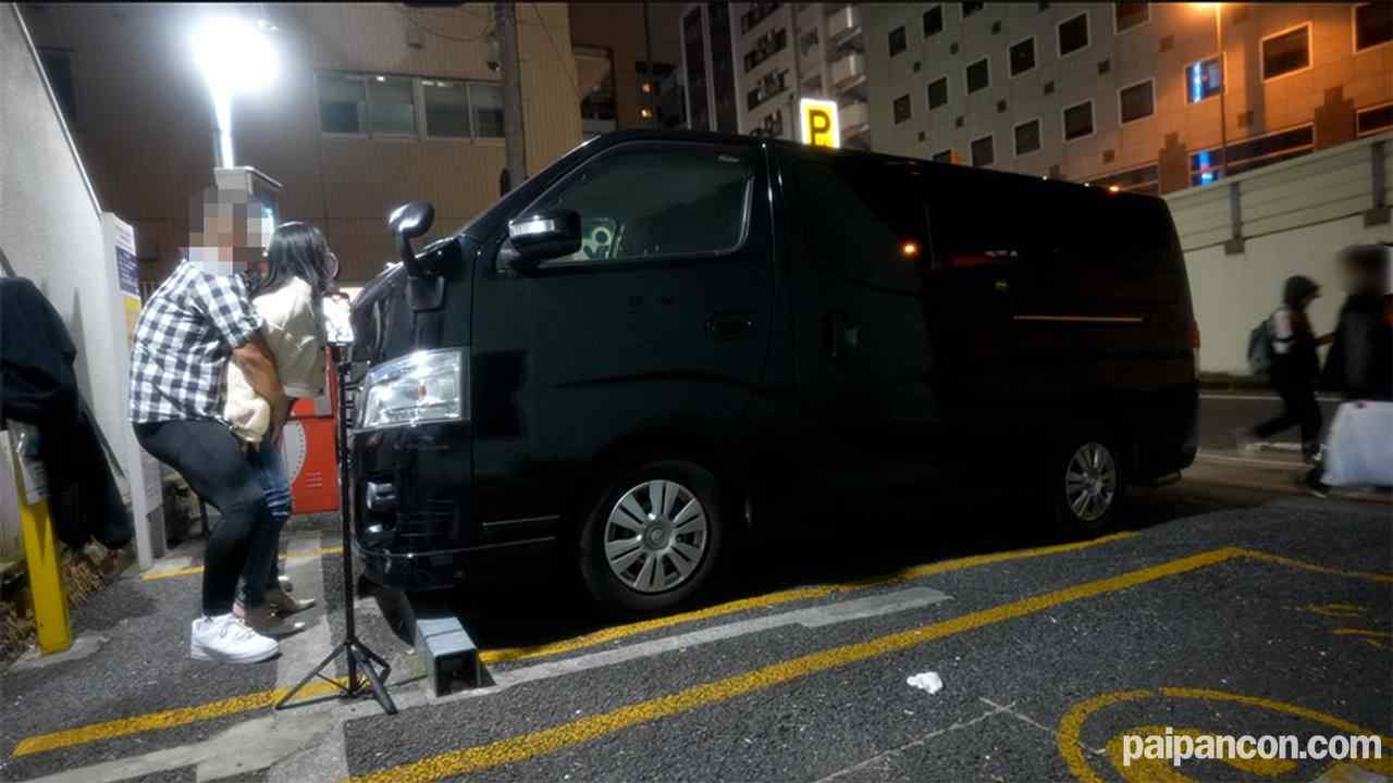 FC2-PPV-4057781 - 完全街中露出、人通り横、着衣立ちバック中出し、横を人が行き交う中、、ジーンズ穴あけ、現*役女子大生、初撮影、バック固定首輪で電動ピストン！、『個人撮影』個撮完全オリジナル３９１人目 thumbnail_6.jpg